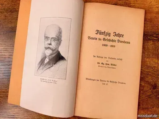 Aufgeschlagenes Exemplar von „Fünfzig Jahre Verein für Geschichte Dresdens 1869–1919“ mit dem Porträt von Otto Richter.